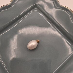 Elegant Pearl Pendant with Gold Accent